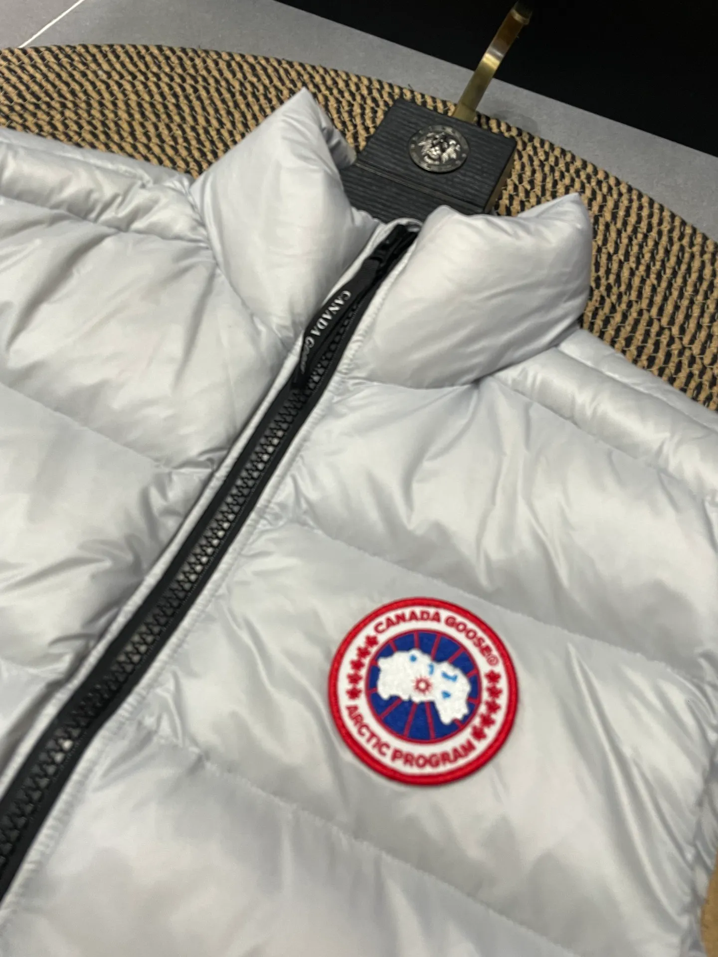 P560 Canadian brand CanadaGoose men's and women's CROFTON lightweight down vest 2229M DWR water-repellent treatment WindWall windproof fabric 700 fleece filling original mold opening details one to one production The upper body effect is stunning Exclusively available on the Xiaohongshu purchasing platform The highest version on the market Size: XS S M L XL XXL